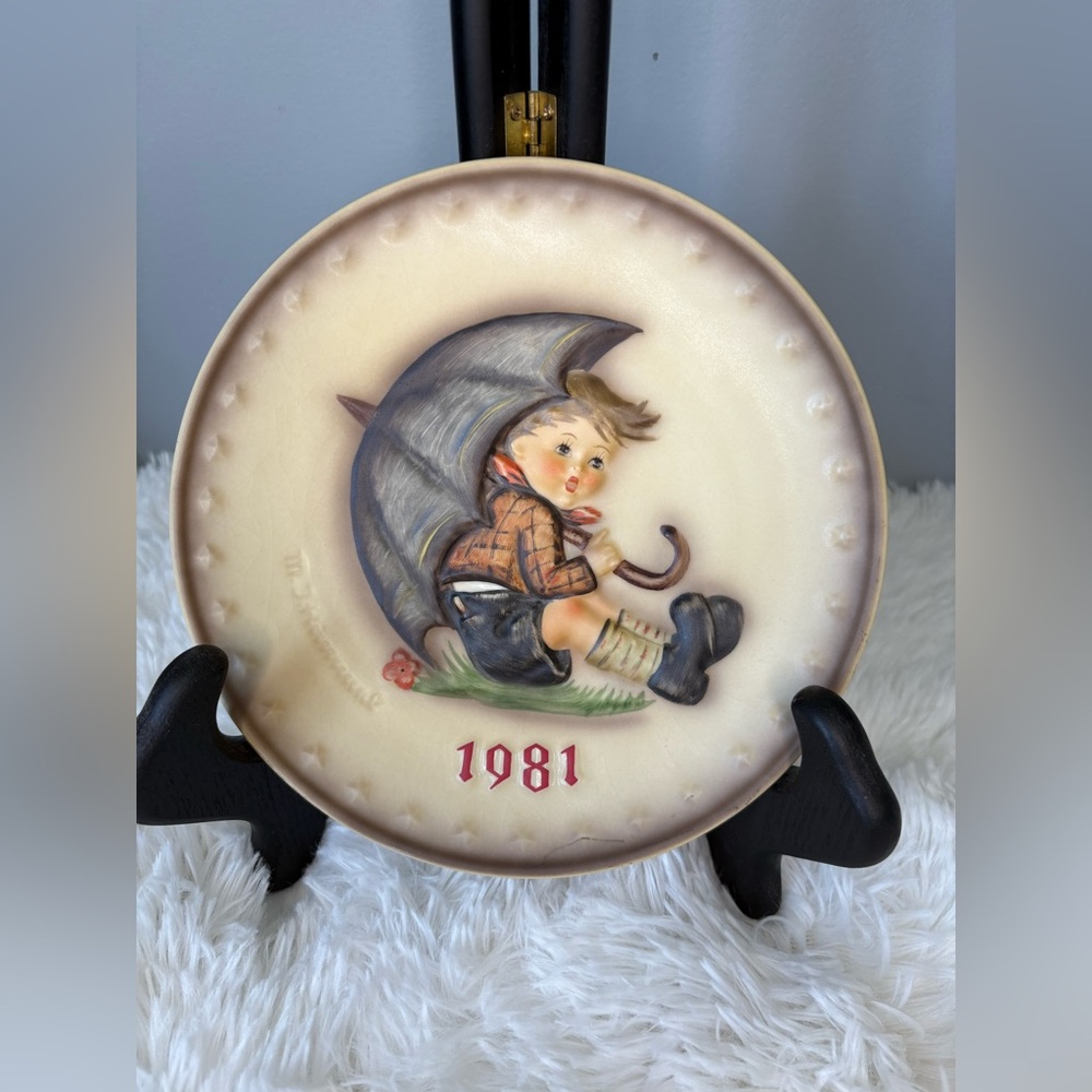 Vintage 1981 M.J. Hummel "Umbrella Boy" Plate - Number HUM 274